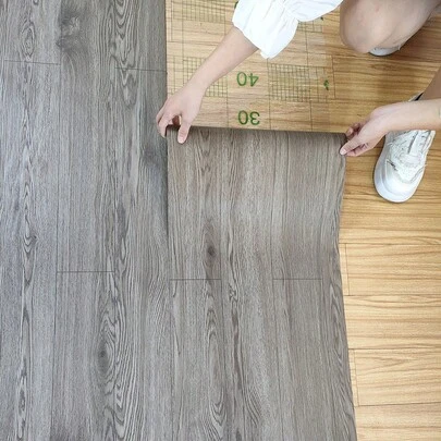 1 Cuộn Giấy Dán Sàn Vân Gỗ Thời Trang, Chất Liệu Vinyl, Có Thể Dán Trên Sàn/Tường. Giấy Dán Sàn Tự Dính/Giấy Dán Tường, Chống Thấm Nước, Chống Trầy Xước, Chống Ẩm. Giấy Dán Sàn PVC Vân Gỗ. Giấy Dán Trang Trí Nhà Cửa, Thích Hợp Cho Phòng Tắm, Phòng Ngủ, Phòng Khách, Nhà Bếp, Văn Phòng, Trang Trí Tường, v.v. Quà Tặng Ngày Lễ. Cuộn Giấy Dán Trang Trí Nhà Cửa