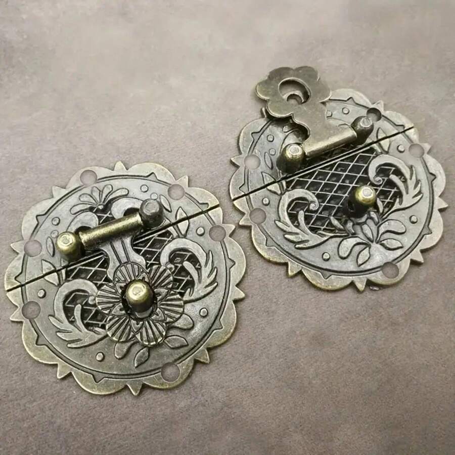 Set de 2 cierres metálicos vintage tipo broche para joyero, cuaderno, caja de regalo - Cierre de aleación de zinc color bronce antiguo con resorte y pasador - Para cajas de madera y estuches de almacenamiento - Regalo perfecto para entusiastas de las manualidades y artesanos - Multicolor - Ver 1