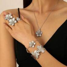 Women Pendant Necklaces