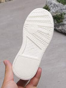 1 Pair Kids' Casual Sneakers With Heart Pattern, Comfortable Flat Lace-Up Outdoor Leisure Shoes