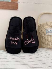 XIXITIAO 1 para płaskich kapci z haftem w kształcie litery i kokardy, dziewczęcy styl, uniwersalne, domowe kapcie z miękką podeszwą dla kobiet, jesień/zima, wygodne kapcie domowe z haftem w kształcie litery i kokardy - Czarne - Zobacz 4