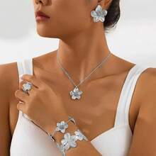 Women Pendant Necklaces