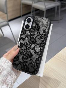 这款手机壳拥有精致的蕾丝图案，每个细节都栩栩如生，仿佛将真正的蕾丝质感完美地复制到了手机壳上。图案的精巧交织营造出一种神秘而高贵的氛围。无论是出席正式场合还是日常出行，它都能完美搭配您的手机壳。