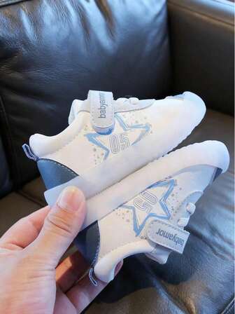 1双春秋季经典软底轻便低帮运动鞋，防水防滑皮革鞋面，设计时尚，适合室内外穿着，男婴幼儿休闲鞋