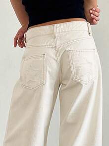 Jeans rectos y casuales de mujer de color blanco, hechos de tela con estampado de estrella desgastada y sin estiramiento, adecuados para uso diario