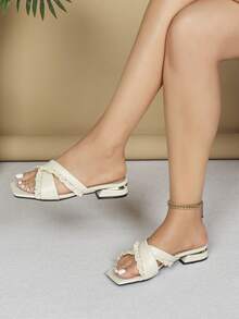 Sandálias Rasteiras Femininas Bege de Renda com Tiras Cruzadas e Bico Quadrado - Sandálias Slip-On de Salto Baixo - Chinelos Elegantes Casuais Diários de Festa Estilo Feminino - Bege - Visão 15