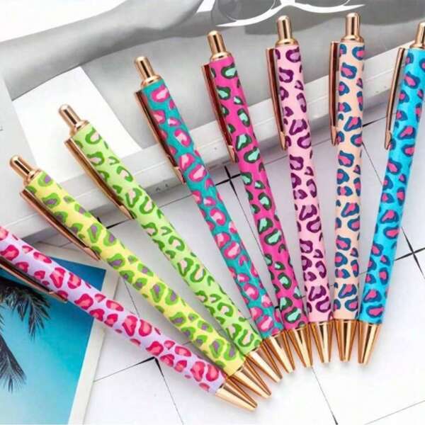 1 Stück Kugelschreiber mit kreativem Muster (zufälliges Design) – Schwarze Tinte, 0,5 mm – Leopardenmuster, Fischschuppenmuster, Herzform, Lippenform, Glitzer, verschiedene Designs, Kugelschreiber mit feiner Spitze aus Metall in verschiedenen Farben, drehbare Kappe, ovale Form, Überraschungs-Schreibwaren-Signaturstift, perfekt als Partygeschenk und fürs Büro