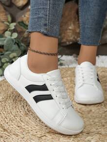 大码女士简约风格皮革运动鞋，侧边条纹设计，系带式赤足鞋，适合户外运动