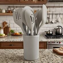 Zestaw 11 silikonowych przyborów kuchennych | Odporne na temperaturę do 230°C, antypoślizgowe | Nadaje się do patelni z powłoką nieprzywierającą | Zawiera wiaderko do przechowywania | W zestawie szpatułka, łyżka i pędzelek | Można myć w zmywarce | Niezbędnik w kuchni w stylu nordyckim