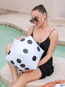 1个12.6英寸户外水上沙滩成人派对游戏PVC红蓝设计巨型充气骰子，适合家庭聚会和夏季游泳活动 - 白色 - 查看 4