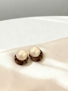 2pcs Girls Autumn And Winter Retro Round Leopard Cream Beads Fashionable And Versatile Temperament Earrings Suitable For Daily Matching