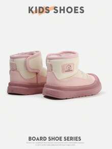 زوج من أحذية أطفال متوسطة الارتفاع مصنوعة من الجلد والمواد الفراء، مع أشرطة خطاف وحلقة، بدون كعب واضح، أحذية كاجوال جميلة للأطفال مناسبة للارتداء اليومي في الشتاء