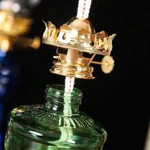 绿色玻璃复古油灯，透明灯罩搭配金色灯芯座，适合书房装饰、摄影道具和节日礼物。