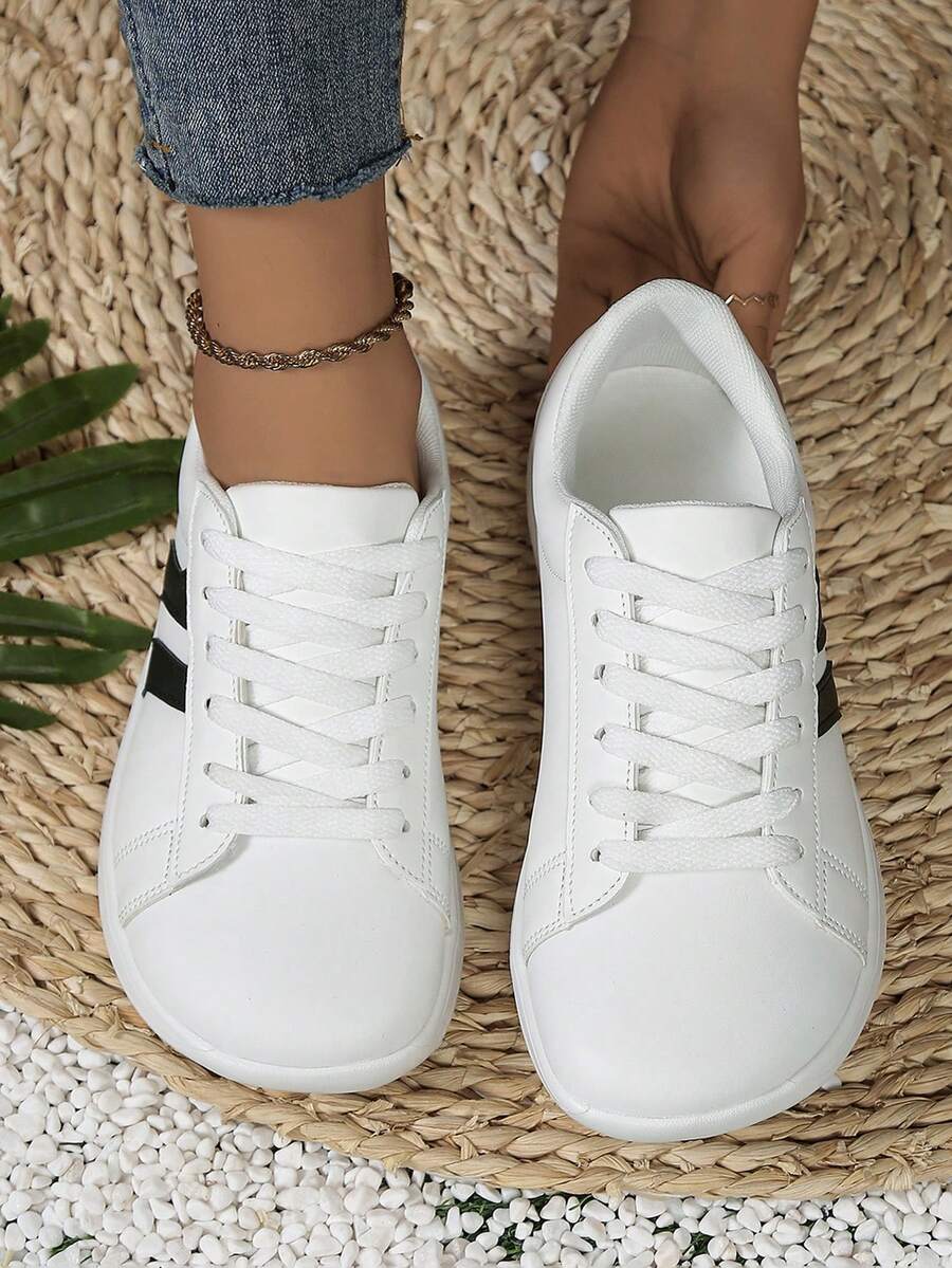 大码女士简约风格皮革运动鞋，侧边条纹设计，系带式赤足鞋，适合户外运动