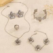 Women Pendant Necklaces