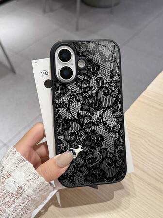 Zarif dantel deseniyle her ayrıntı, gerçek dantelin dokusu telefon kılıfına kusursuz bir şekilde yansıtılmışçasına canlanıyor. Desenlerin zarif bir şekilde iç içe geçmesi, gizemli ve asil bir atmosfer yaratıyor. İster resmi etkinliklere katılın, ister günlük aktiviteler için dışarı çıkın, veya telefonunuz anında odak noktası haline gelecek ve benzersiz zevkinizi ve zarif mizacınızı sergileyecek.