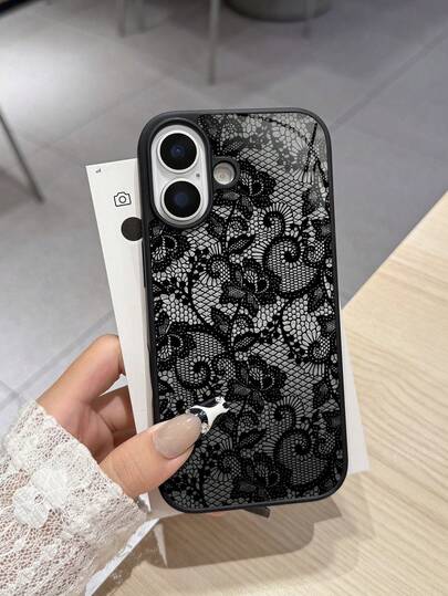 Mit seinem exquisiten Spitzenmuster kommt jedes Detail zum Leben, als wäre die Textur echter Spitze perfekt auf dem Handyhülle repliziert worden. Das zarte Ineinanderfließen der Muster schafft eine geheimnisvolle und edle Atmosphäre. Ob Sie an formellen Veranstaltungen teilnehmen oder Ihren Alltag bestreiten, Ihr oder -Smartphone wird sofort zum Blickfang und zeigt Ihren einzigartigen Geschmack und Ihre elegante Ausstrahlung.