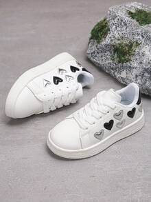 1 Pair Kids' Casual Sneakers With Heart Pattern, Comfortable Flat Lace-Up Outdoor Leisure Shoes