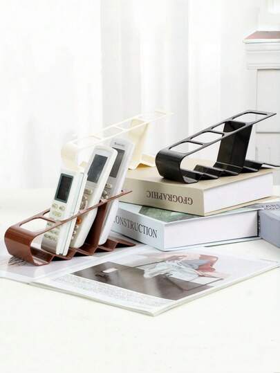 1 szt. Wielofunkcyjny stojak na piloty – wytrzymały plastikowy stojak na biurko, odpowiedni do salonu i biura, nie wymaga montażu, mieści 4 piloty i szklanki, minimalistyczny czarny design, antypoślizgowa podstawa, praktyczny wieszak w minimalistycznym stylu, dostępny na każdą porę roku, praktyczny stojak