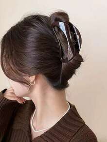 Presilha de cabelo em formato de meia-lua oval vazada, ideal para mulheres. Tamanho extra grande, design assimétrico com dentes, cor marrom chocolate. Presilha clássica e sofisticada, feita em acrílico. Perfeita para penteados meio presos e penteados longos com volume ou espessura generosa. Ideal para um visual retrô e melancólico, perfeito para o inverno, verão, praia, festivais e festas. - Marrom Chocolate - Ver 5
