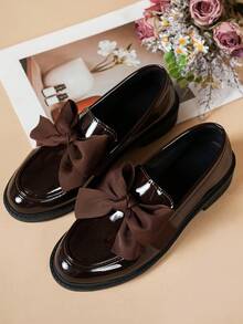 Giày lười xích kim loại đa năng trang trí nơ cỡ lớn cho nữ, chất liệu gương, phong cách Anh cổ điển thanh lịch, giày Oxford thoải mái và mềm mại, màu đen/trắng/nâu bóng, phong cách xuân/hè & thu/đông mới - màu nâu - Xem 4