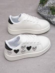 1 Pair Kids' Casual Sneakers With Heart Pattern, Comfortable Flat Lace-Up Outdoor Leisure Shoes