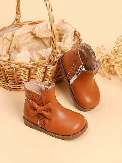 1 双时尚女孩蝴蝶结装饰保暖靴，适合秋冬日常穿着