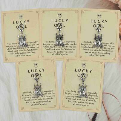 1 Stück/3 Stück/5 Stück Glückseule Schlüsselanhänger, der Körper des Schlüsselanhängers ist in Form einer silbernen Eule. Die kleine Glückseule ist speziell für Sie da und wird Sie den ganzen Tag lang beschützen. Sie wird mit ihrer Weisheit Ihnen Glück bringen und Sie auf allen Lebenswegen führen. Das Design des Schlüsselanhängers ist exquisit, geeignet als Geschenk um Segen von Glück und Weisheit zu übermitteln, kann zum Aufhängen von Schlüsseln oder zum Dekorieren von Taschen verwendet werden. Taschenbaumler Autoaccessoires Lehrer Freundin Schwester Geschenkideen