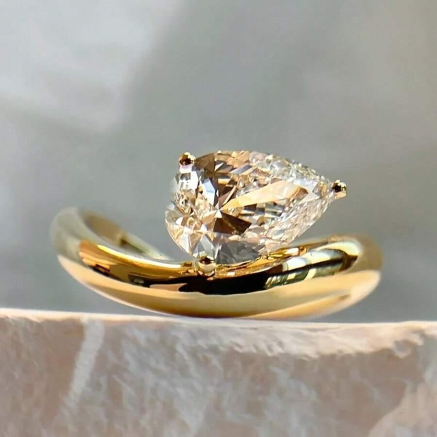 1 件女士优雅水滴梨形锆石 18K 镀金复古波浪扭曲戒指 - 金色 - 查看 1