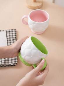 1 pieza Taza de cerámica creativa con diseño de fútbol en colores contrastantes, taza de café asimétrica, adecuada para restaurante, desayuno, té de la tarde, regalo, vaso de agua