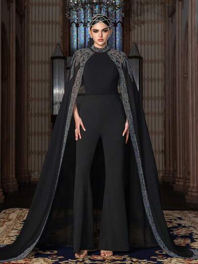 奢华连体裤，配以华丽的装饰披肩 - 高领喇叭裤，肩部饰有水钻 - 非常适合正式晚宴、婚礼、红毯活动和正式庆典。