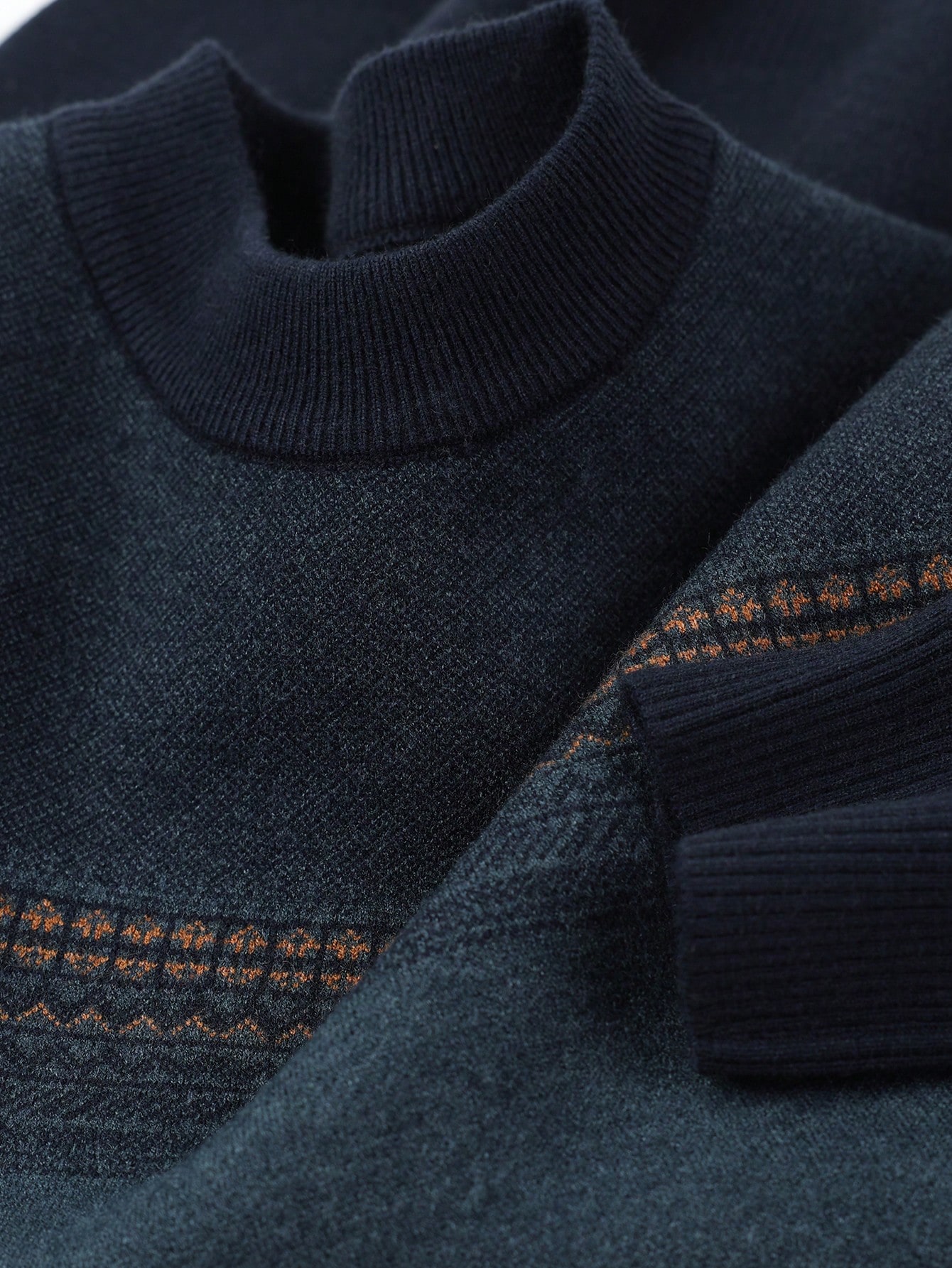 كنزة صوفية شتوي بلون اخضر زيتي