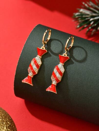 زوج من أقراط الحلوى الملونة المتدلية، مناسبة لعيد الميلاد