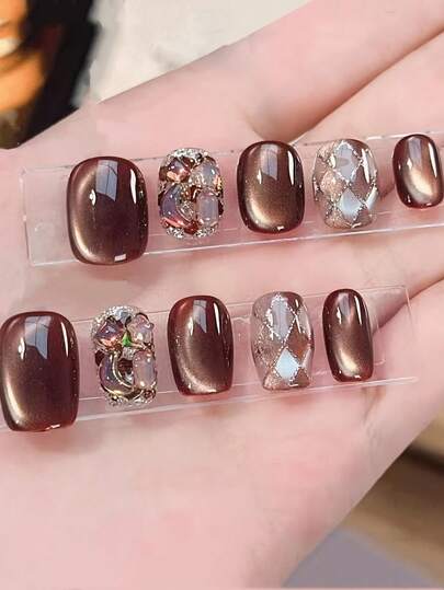 10 Peças de Unhas Postiças Curtas Quadradas e Redondas Doces e Legais, Adequadas para Senhoras e Meninas como Presentes, com Diamante Colorido Maillard, Olho de Gato Prensado Brilhante, Pintado à Mão em Grade Diamante na Cor do Café, Novidade para Outono e Inverno
