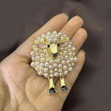 1入流行合金綿羊造型胸針，配以假珍珠裝飾，適合女士節日派對服飾，外套配件