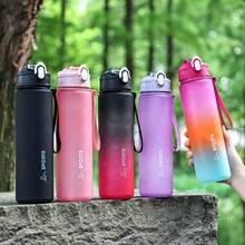 1 Stück 800ml robuste und strapazierfähige Outdoor Sport Lässig Wasserflasche mit Deckel und Strohhalm, Großvolumige Sport Wasserflasche mit Zeit-Volumen Skala, auslaufsichere Gradientenglas Fahrrad Wasserflasche mit Skala - leicht und strapazierfähig, geeignet für Outdoor Sport, Wandern, Fitness und Outdoor Aktivitäten, Klettern, Camping, Radfahren, geeignet als Schulgeschenk, Geburtstagsgeschenk, Halloween, Weihnachtsgeschenk