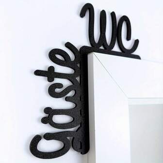 1个客用卫生间金属门框标牌，无需钻孔！完美用作卫生间标牌、客用卫生间标牌、门牌或洗手间标牌。材质：金属，颜色：黑色，装饰牌匾和雕像