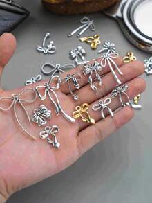 Ciondolo minimalista e carino a fiocco, ciondolo in lega di alluminio a nastro vuoto, ciondolo a fiocco carino in lega vuota per la realizzazione di gioielli fai-da-te, adatto per collane, orecchini, cinturini per telefono, charm per borse, portachiavi, decorazioni per vacanze, gioielli, ideale per regali di San Valentino, Natale, Capodanno