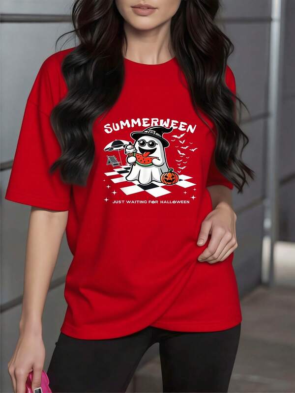 Fantasma veraniego disfrutando sandía y helado junto a calabaza y murciélagos evocando Halloween camiseta para mujer 100% algodón