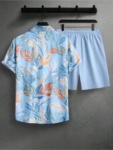 Conjunto de dos piezas de camisa y pantalón corto de estilo vintage para hombre con estampados botánicos tropicales - Celeste - Ver 3