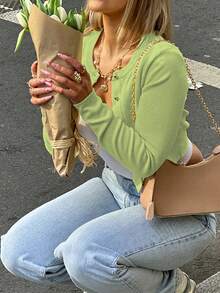 女士时尚绿色纽扣短款上衣，长袖圆领针织衫，中等弹力 - 綠色 - 查看 5