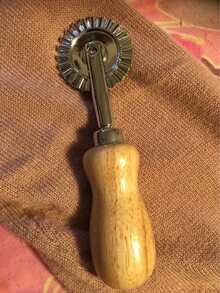 1 pieza Cortador de masa con mango de madera natural, hoja de acero inoxidable - Afilado y antiadherente para masa de pan/pizza/empanadillas, ligero para hornear en Navidad 2025, ideal para panaderos caseros y preparación festiva