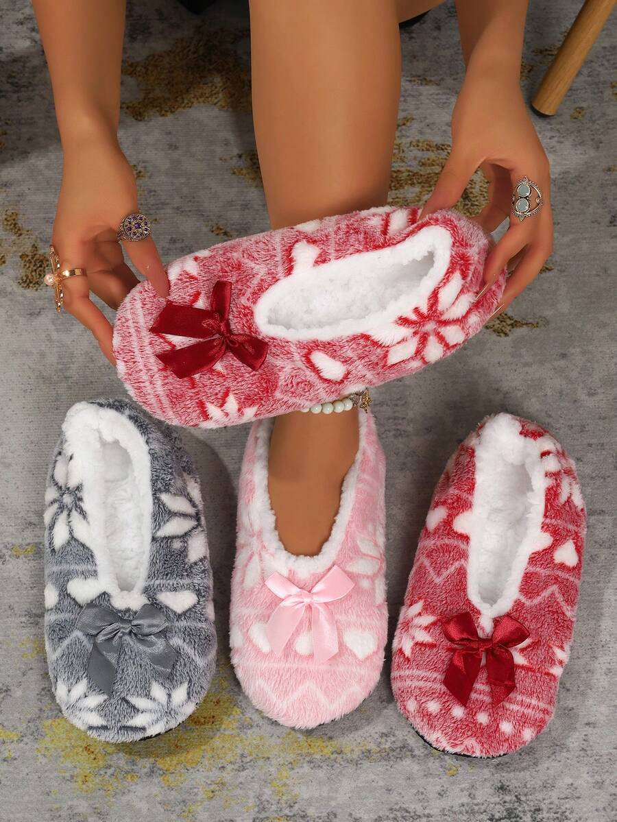 Pantofole invernali da donna con fodera termica spessa, morbide e confortevoli per uso domestico, scarpe calde per interni con suole in tessuto, design a fiocco di neve e cuore, pantofole termiche da interno con cuore in tessuto per l'inverno