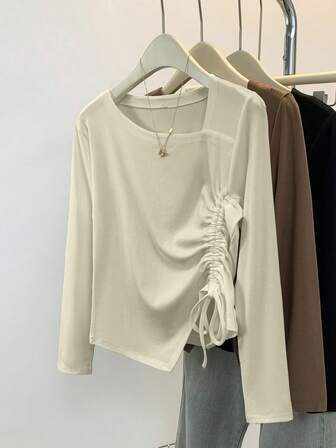 เสื้อทีเชิ้ตเข้ารูป แขนยาวถักลายร่องของผู้หญิง คอเสื้อแบบอสมมาตรพร้อมเชือกผูก รายละเอียด ชายเสื้อแบบอสมมาตร