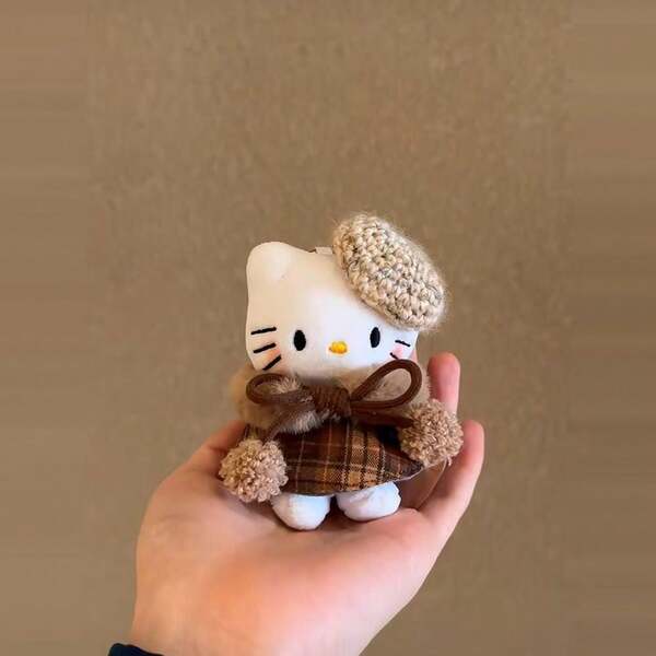 Sanrio Colgante de bolso de gato Hellokitty, estilo de bolso escolar con capa de princesa de invierno, muñeca de alta calidad, versátil y linda, regalo de Navidad de muñeca