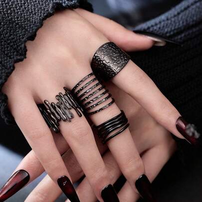 Set de 4 anillos de acero inoxidable con textura martillada en estilo gótico, adecuado para decoración de Halloween o como regalo para mujeres