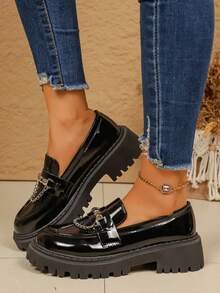 حذاء لوفر نسائي مقاس كبير مزين بسلسلة معدنية وبنعل سميك، بتصميم بريطاني عصري لامع متعدد الاستخدامات، وصول جديد لعام 2025