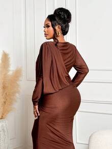 BIUBIU Vestido plus size feminino elegante marrom em malha brilhante, manga longa, decote assimétrico, ombros franzidos, pregas no quadril, barra em formato H e fenda lateral, ideal para o trabalho e festas. - Castanho Café - Ver 2