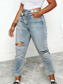 Plus-Size Women's Light Blue Ripped Jeans With A Slanted Waist And Distressed Details. Features Include Ripped Pockets, An Irregular Waist For Everyday Wear, School, Office, Or Travel, Large Distressed Holes, Frayed Edges, A Street-Style Straight Leg, And A Versatile, Casual Look. These Retro-Inspired, Slimming Denim Jeans Are Perfect For A Sexy, Retro Vibe. - 淺色水洗藍 - 查看 3
