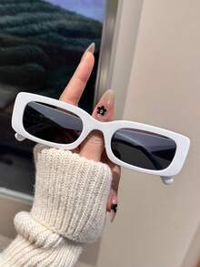 时尚多彩方形眼镜，适合室内/室外佩戴，可用作休闲配饰、派对装饰、拍照道具、沙滩配饰，是秋冬季女性必备的眼镜，商务休闲风格，也是夏季海滩度假、户外活动和旅行的理想礼物。 - 黑色 - 查看 4